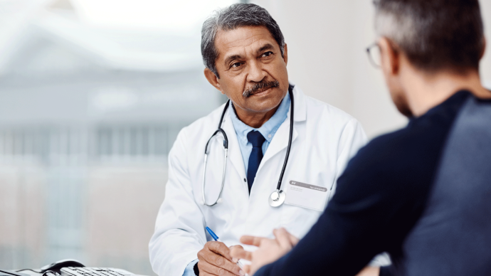 Arzt spricht mit Patient über IgA-Nephropathie Therapie